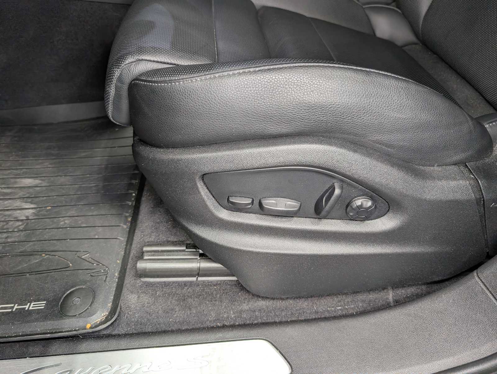 Used 2024 Porsche Cayenne S AWD/4WD image 32