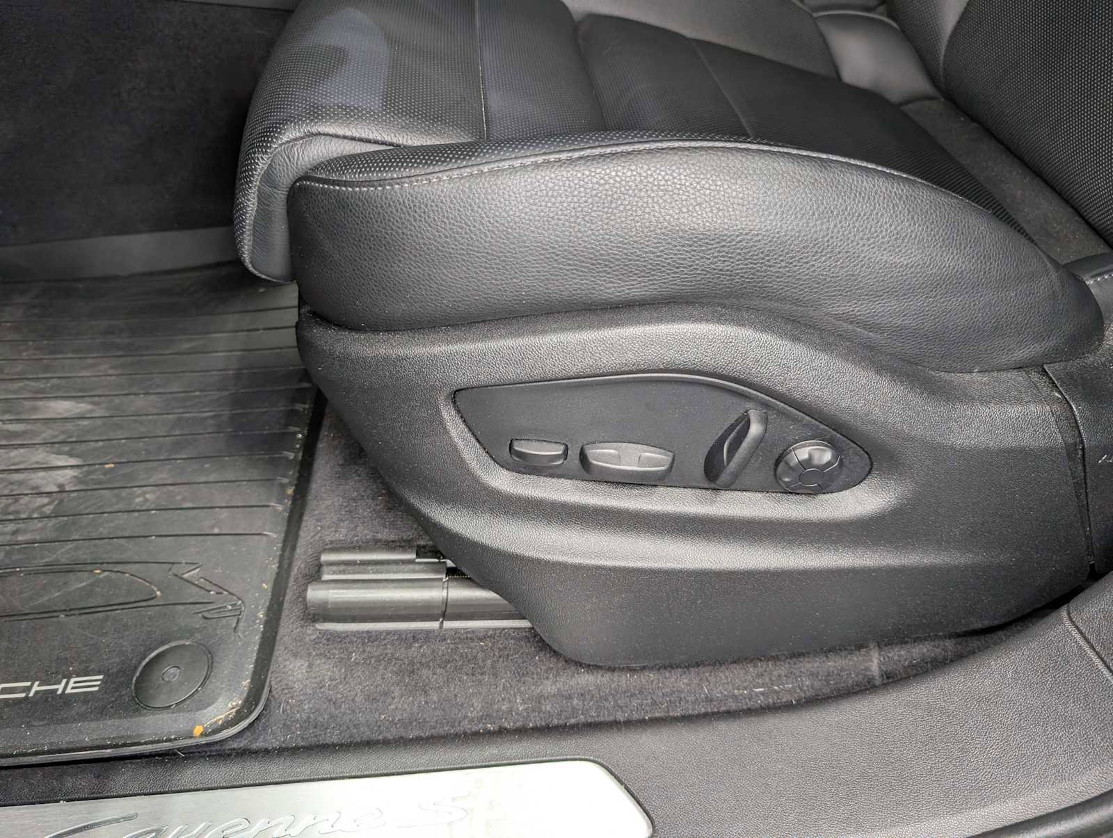 Used 2024 Porsche Cayenne S image 32