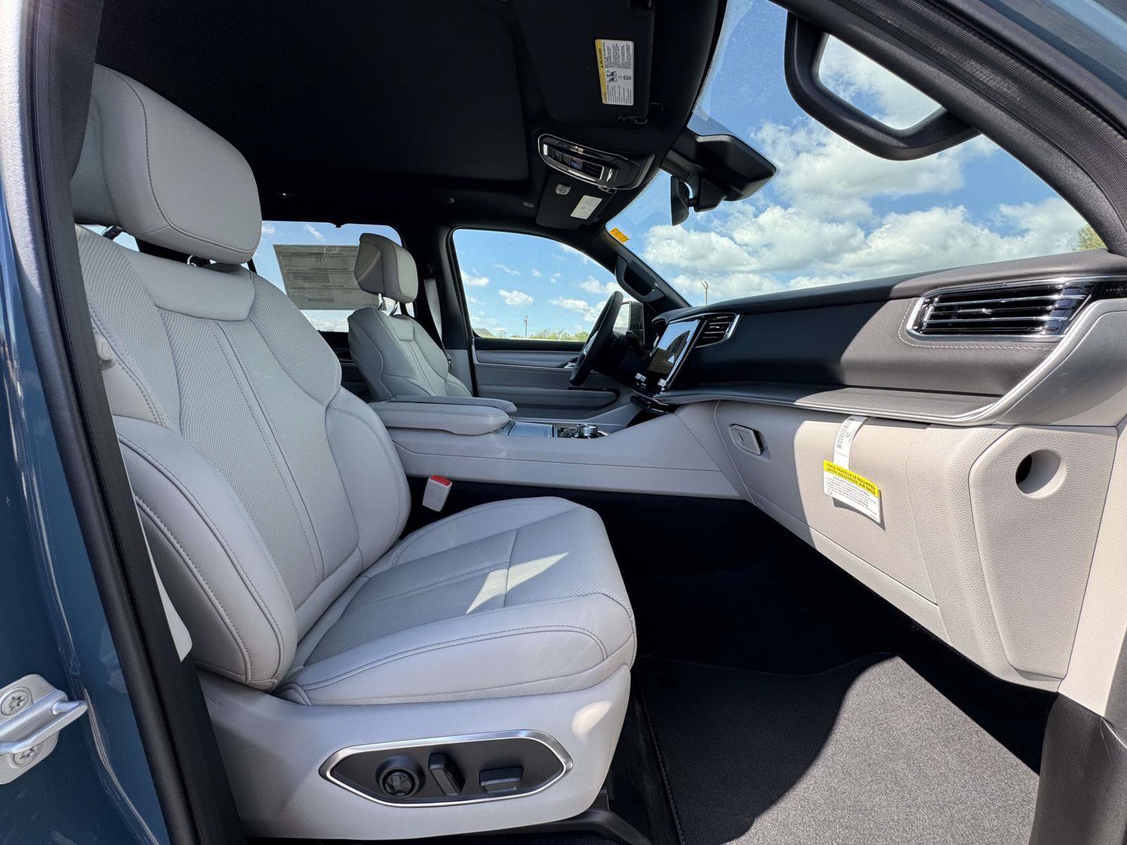 New 2026 Jeep Grand Wagoneer Limited AWD/4WD image 9