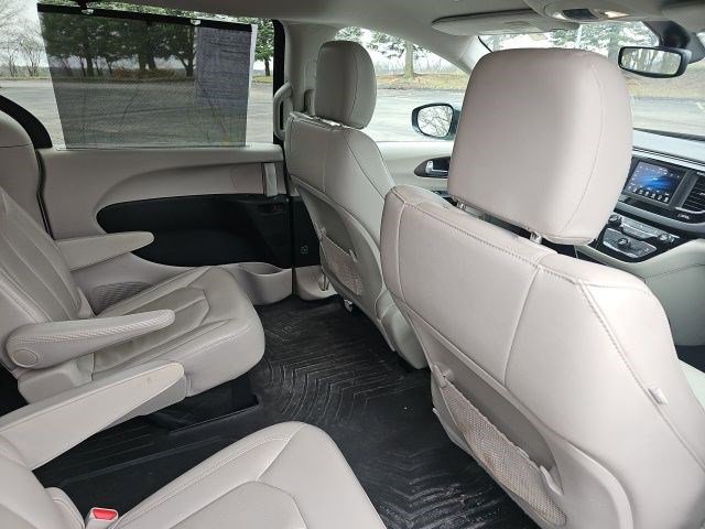 Used 2018 Chrysler Pacifica Touring-L image 17