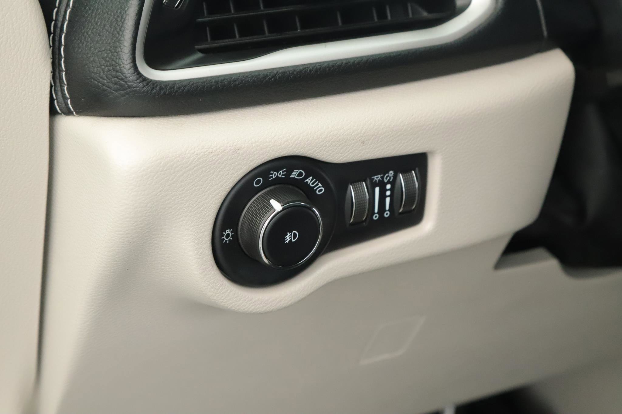 Used 2022 Chrysler Pacifica Touring-L image 7