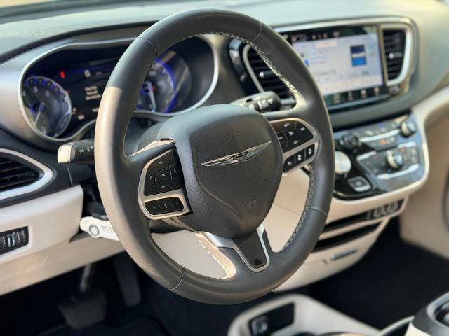 Used 2023 Chrysler Pacifica Touring-L image 8
