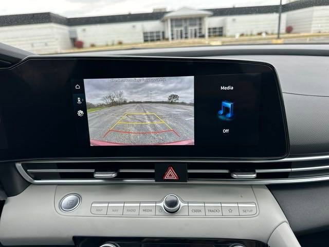 New 2025 Hyundai Elantra Limited image 17