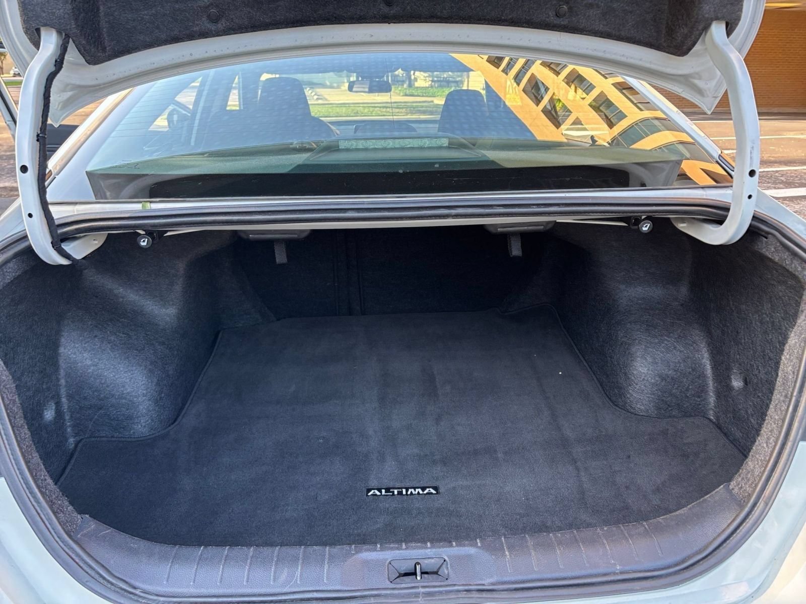 Used 2025 Nissan Altima 2.5 SV FWD image 32