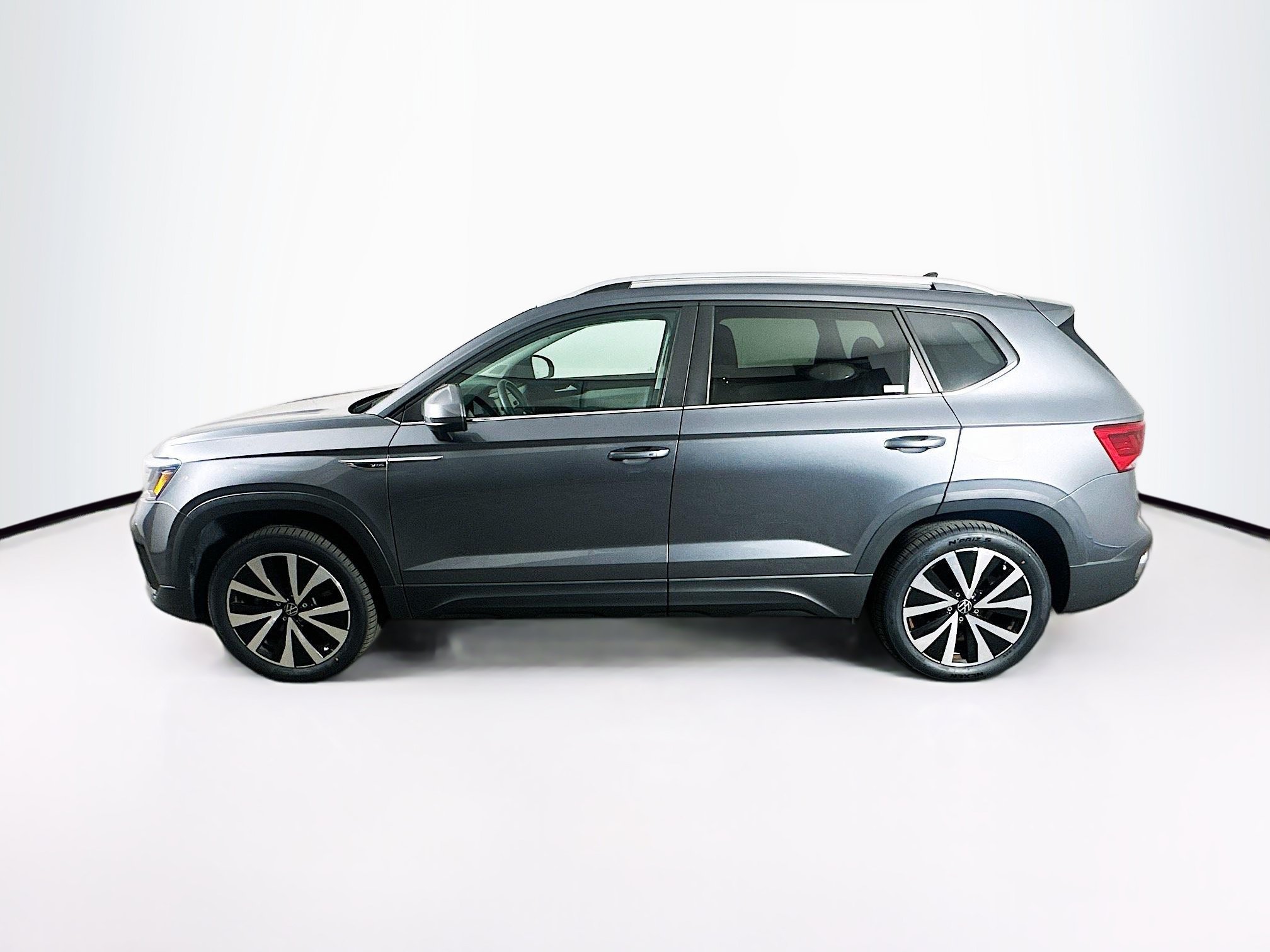 Used 2022 Volkswagen Taos SE FWD image 4