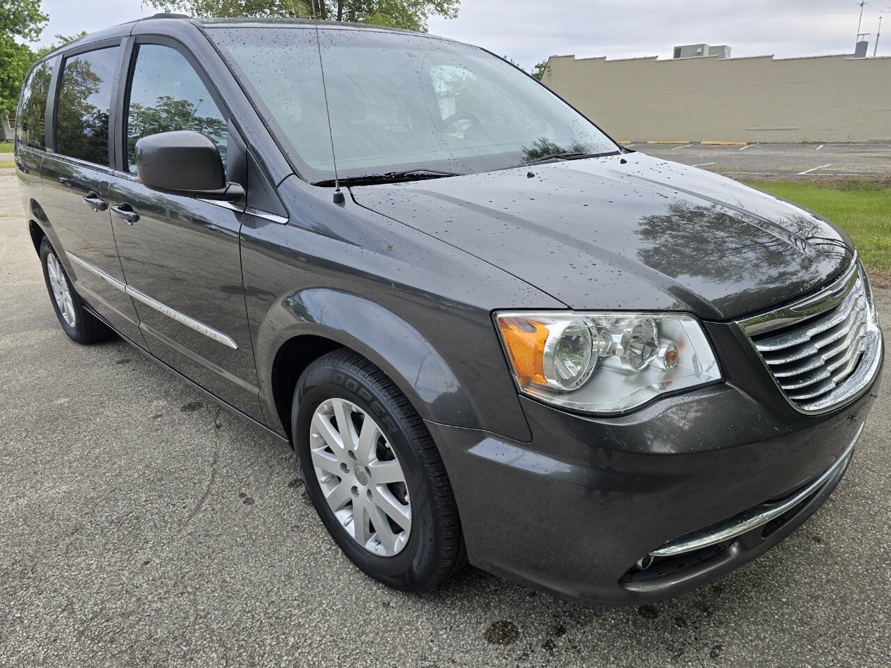 Used 2016 Chrysler Town & Country Touring FWD image 3