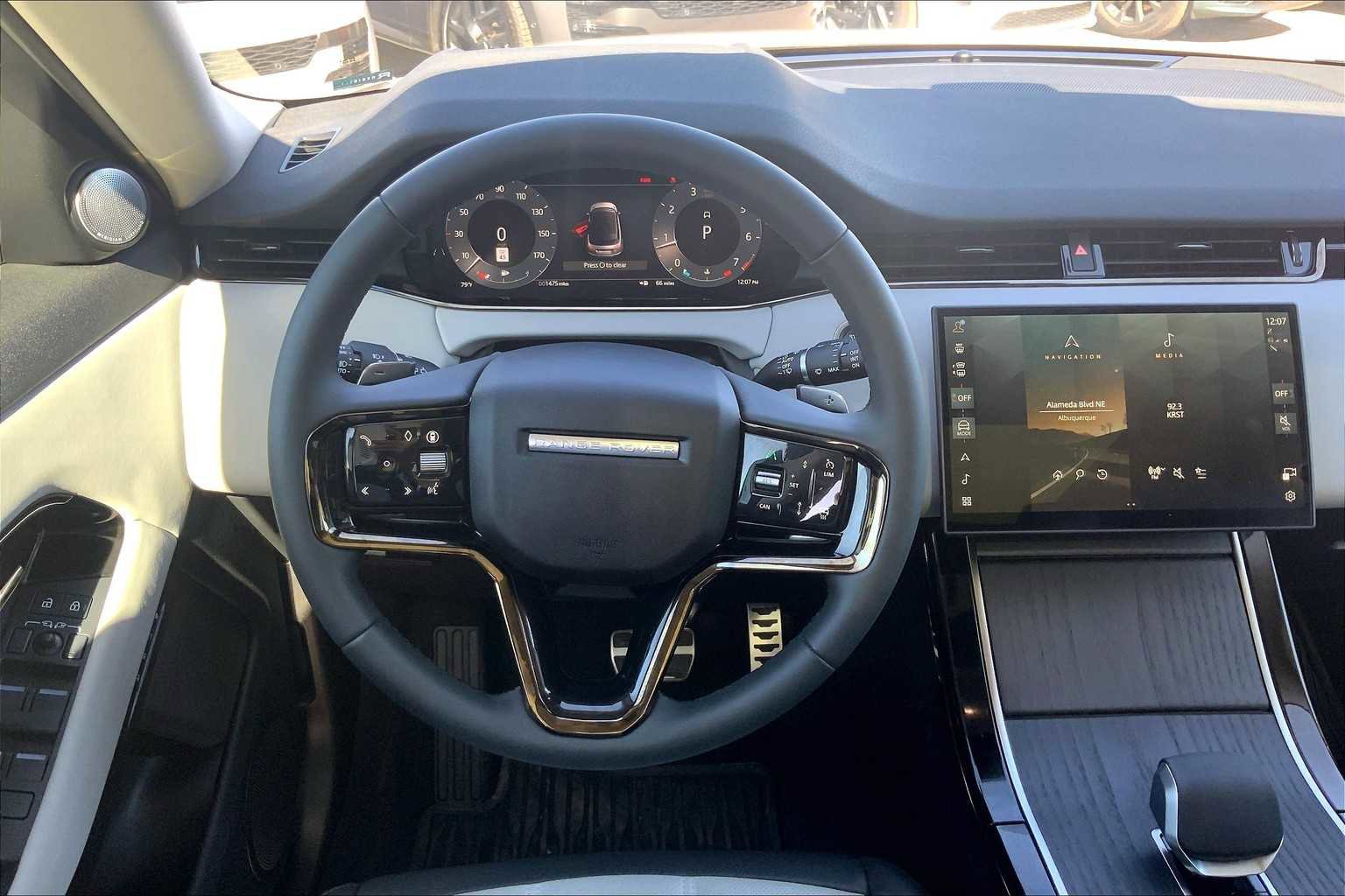 Used 2025 Land Rover Range Rover Evoque Dynamic SE image 5