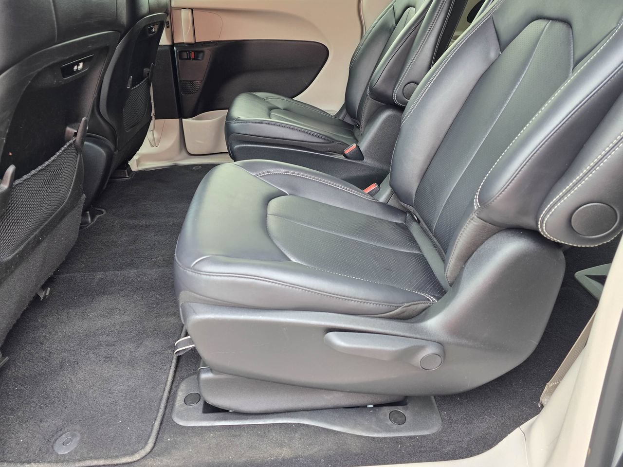 Used 2024 Chrysler Pacifica Limited FWD image 11
