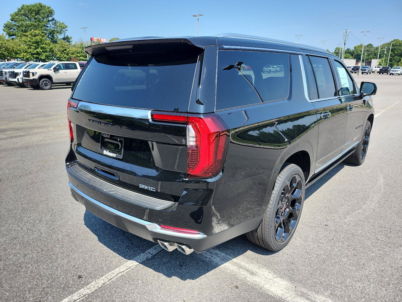 New 2026 GMC Yukon XL Denali w/ Denali Reserve Package AWD/4WD image 3