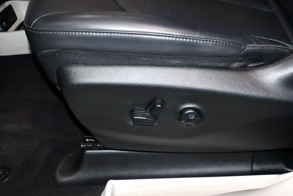 Used 2023 Chrysler Pacifica Touring-L FWD image 23