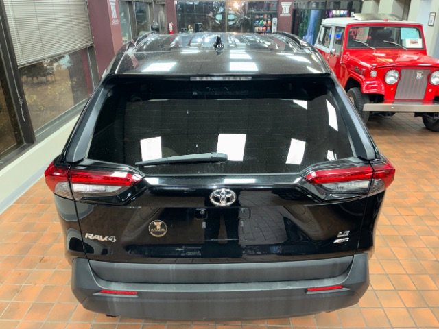 Used 2019 Toyota RAV4 LE image 12