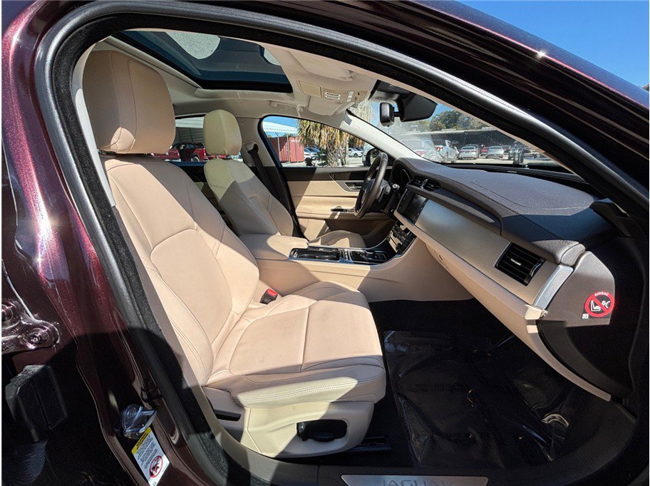 Used 2018 Jaguar XF Premium image 46