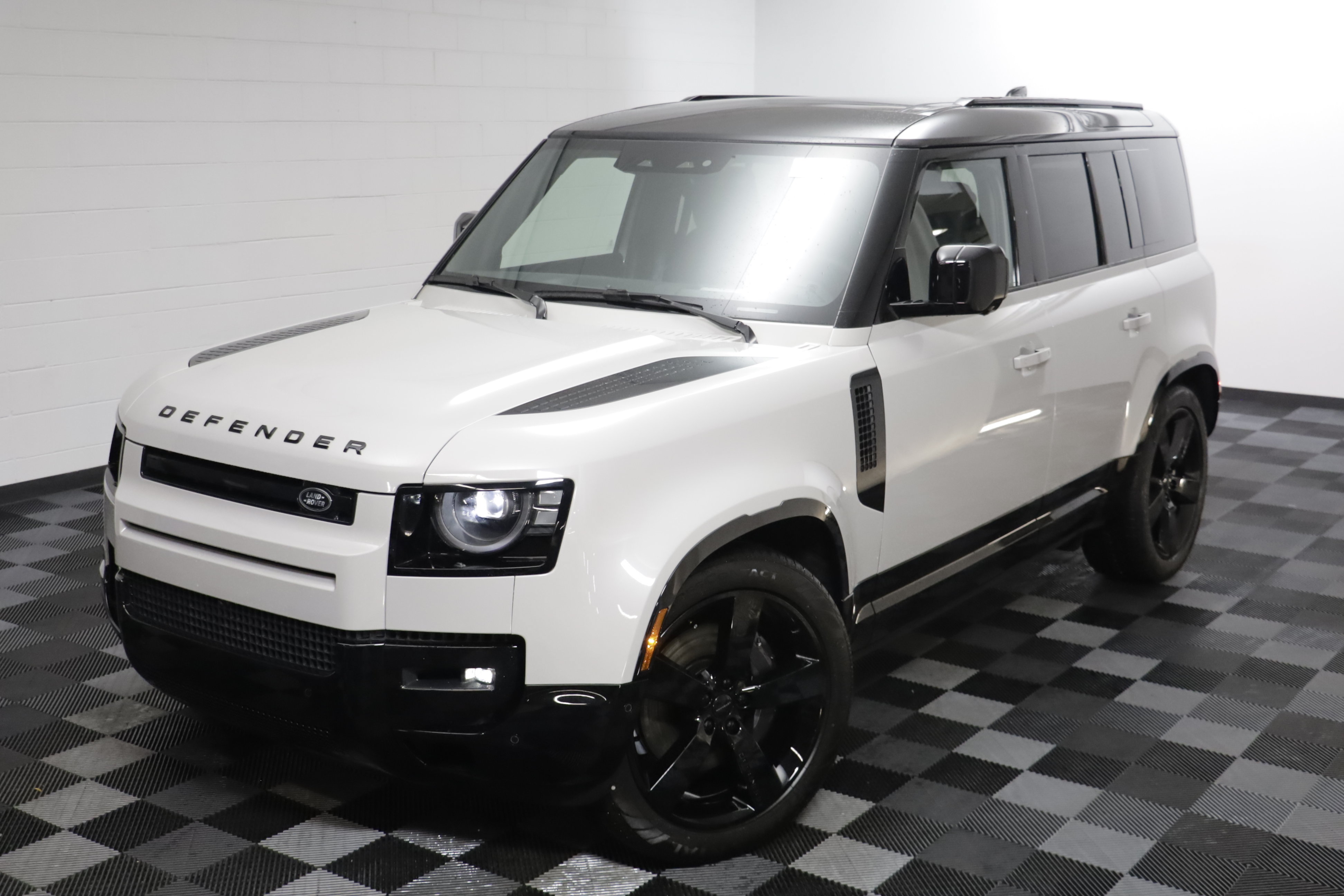 New 2026 Land Rover Defender 110 X-Dynamic SE AWD/4WD image 2