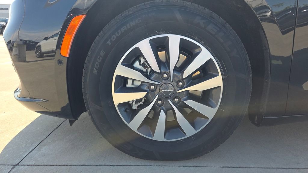 Used 2022 Chrysler Pacifica Limited image 10