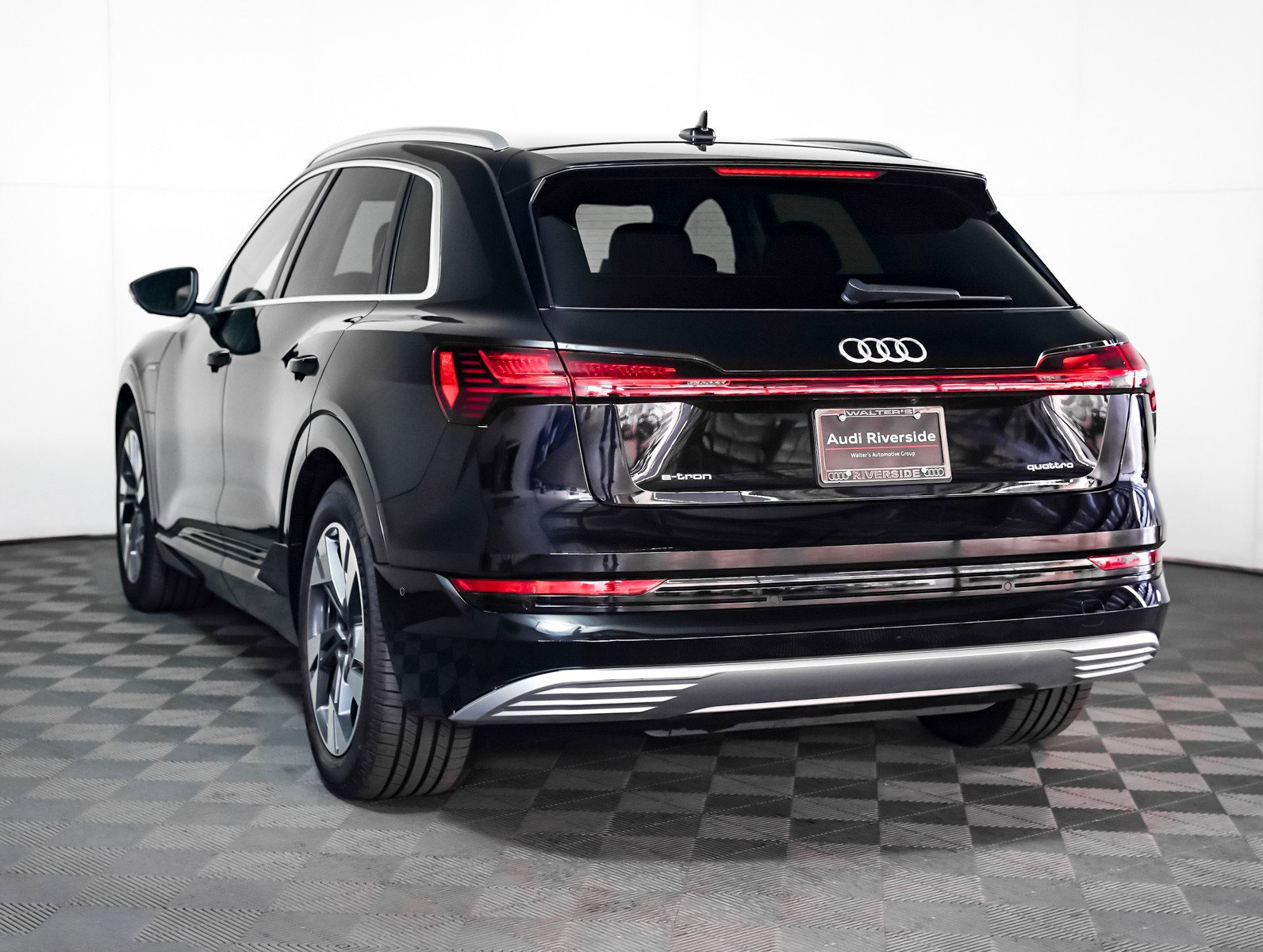 Used 2022 Audi e-tron Premium Plus w/ Premium Plus Package image 2