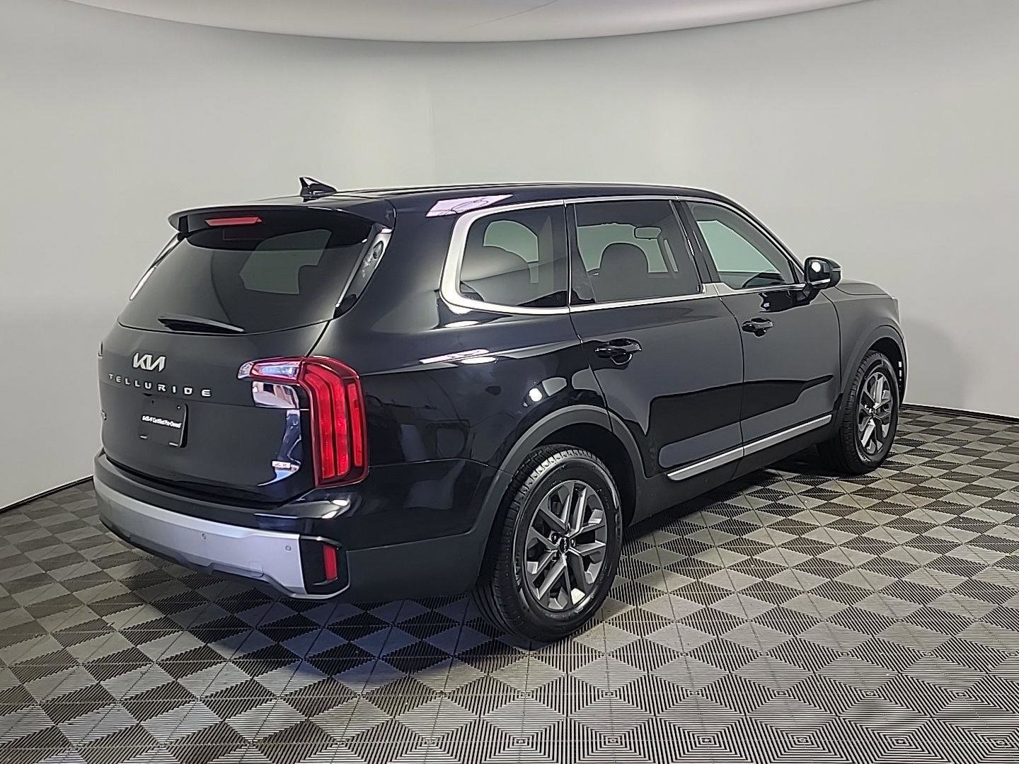 Used 2023 Kia Telluride LX AWD/4WD image 4