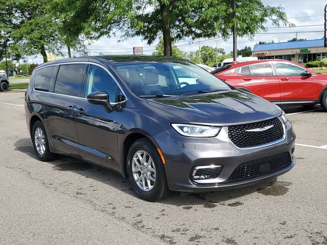 Used 2023 Chrysler Pacifica Touring-L FWD image 2