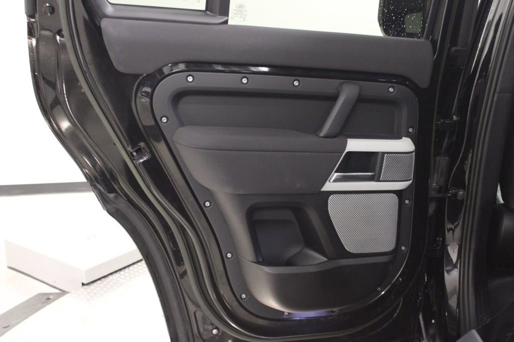 Used 2023 Land Rover Defender 130 SE image 38