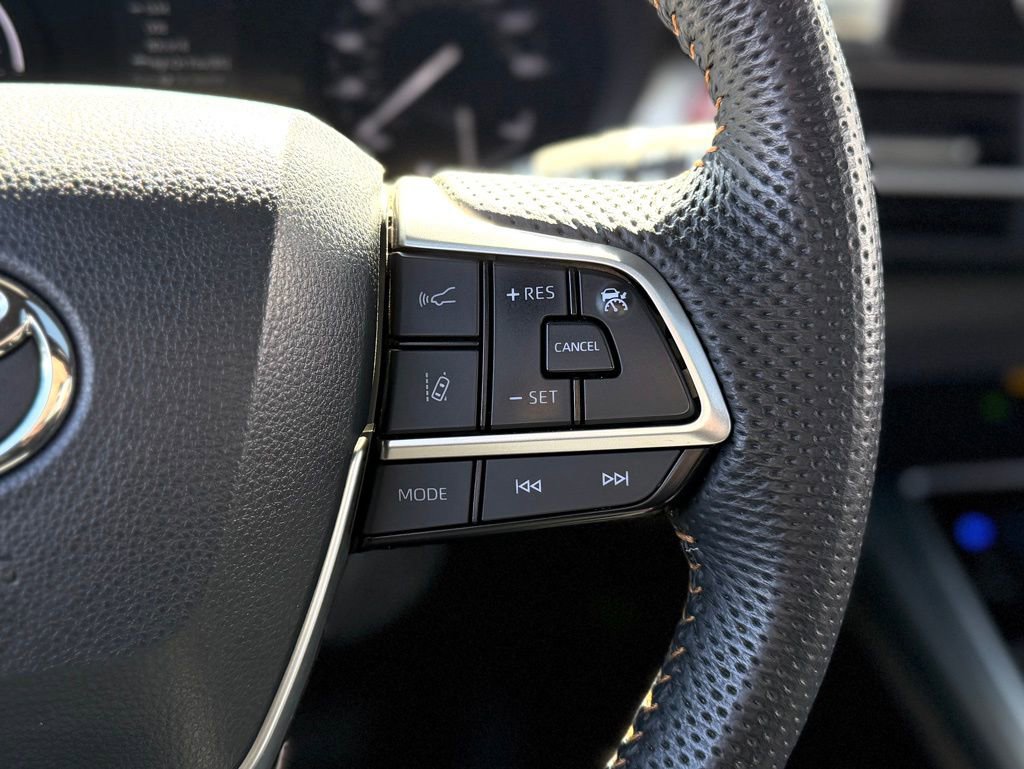 Used 2023 Toyota Sienna XLE Woodland Edition image 11