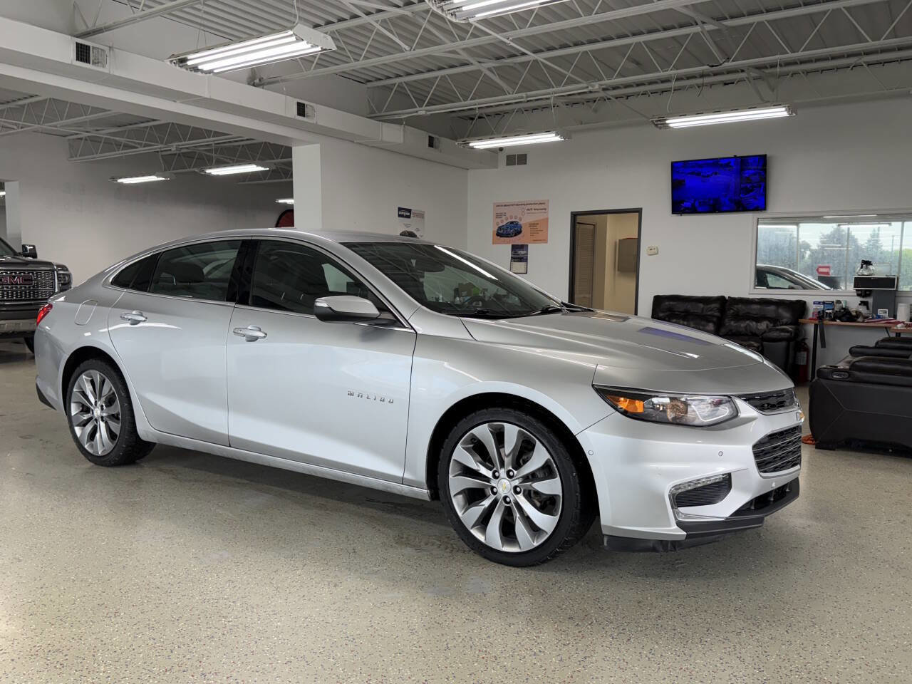 Used 2016 Chevrolet Malibu Premier w/ Driver Confidence Package II FWD image 4