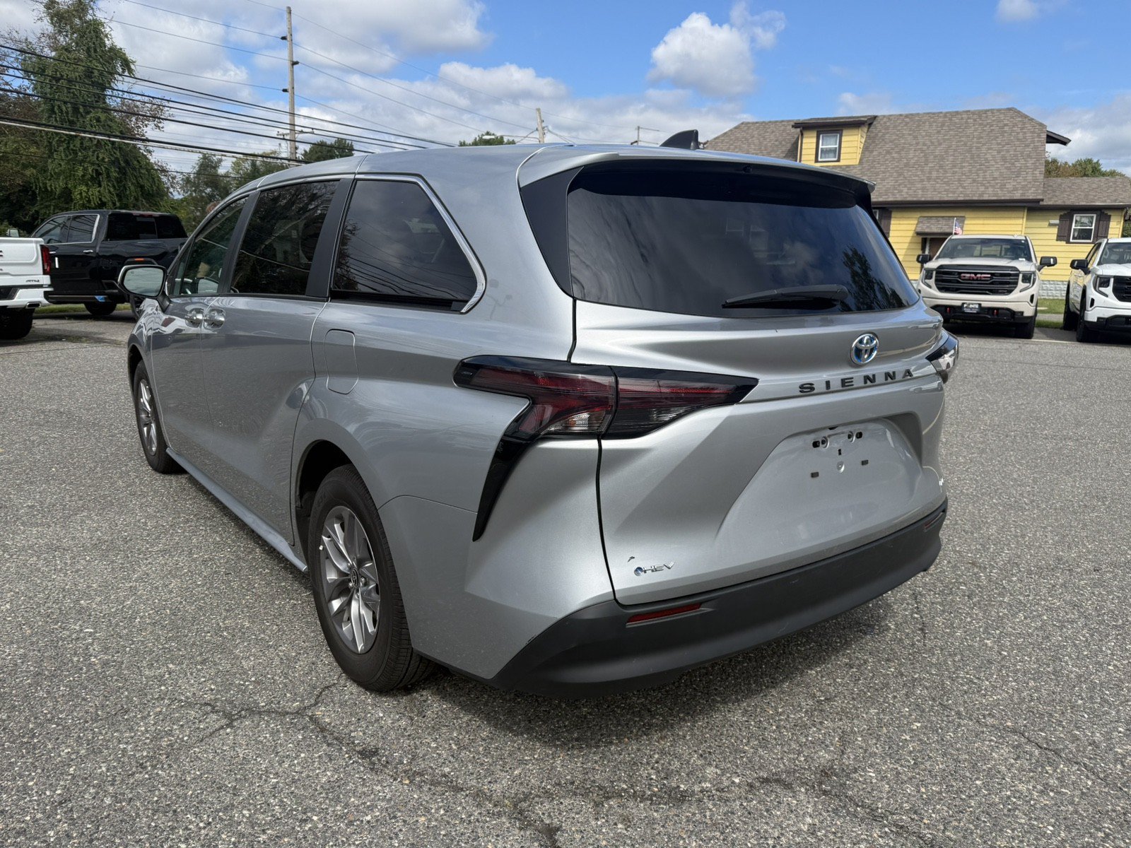 Used 2025 Toyota Sienna LE FWD image 5