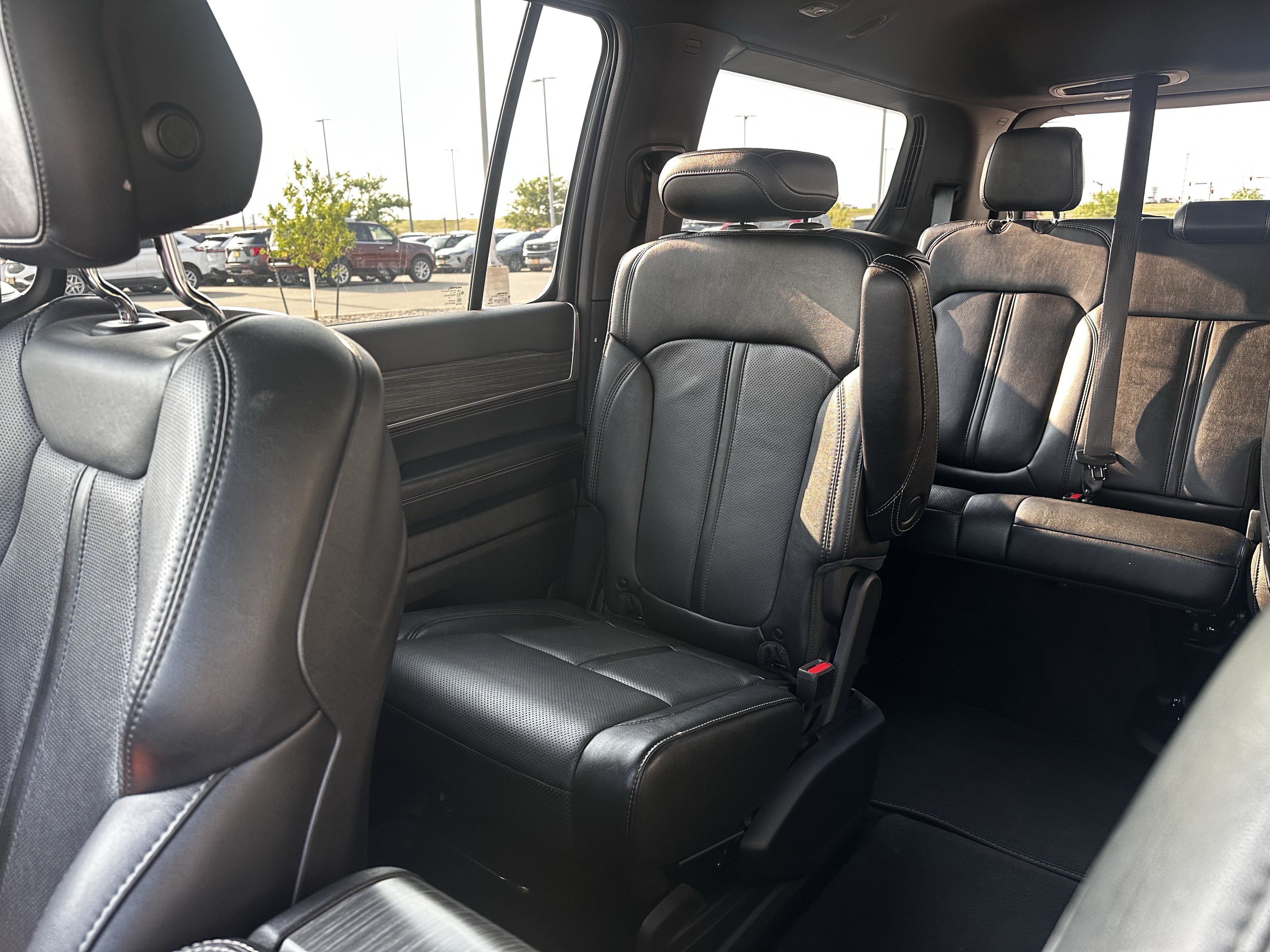 Used 2024 Jeep Wagoneer Series III AWD/4WD image 12