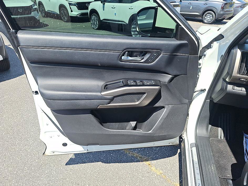 Used 2023 Nissan Pathfinder Platinum w/ Cargo Package AWD/4WD image 9