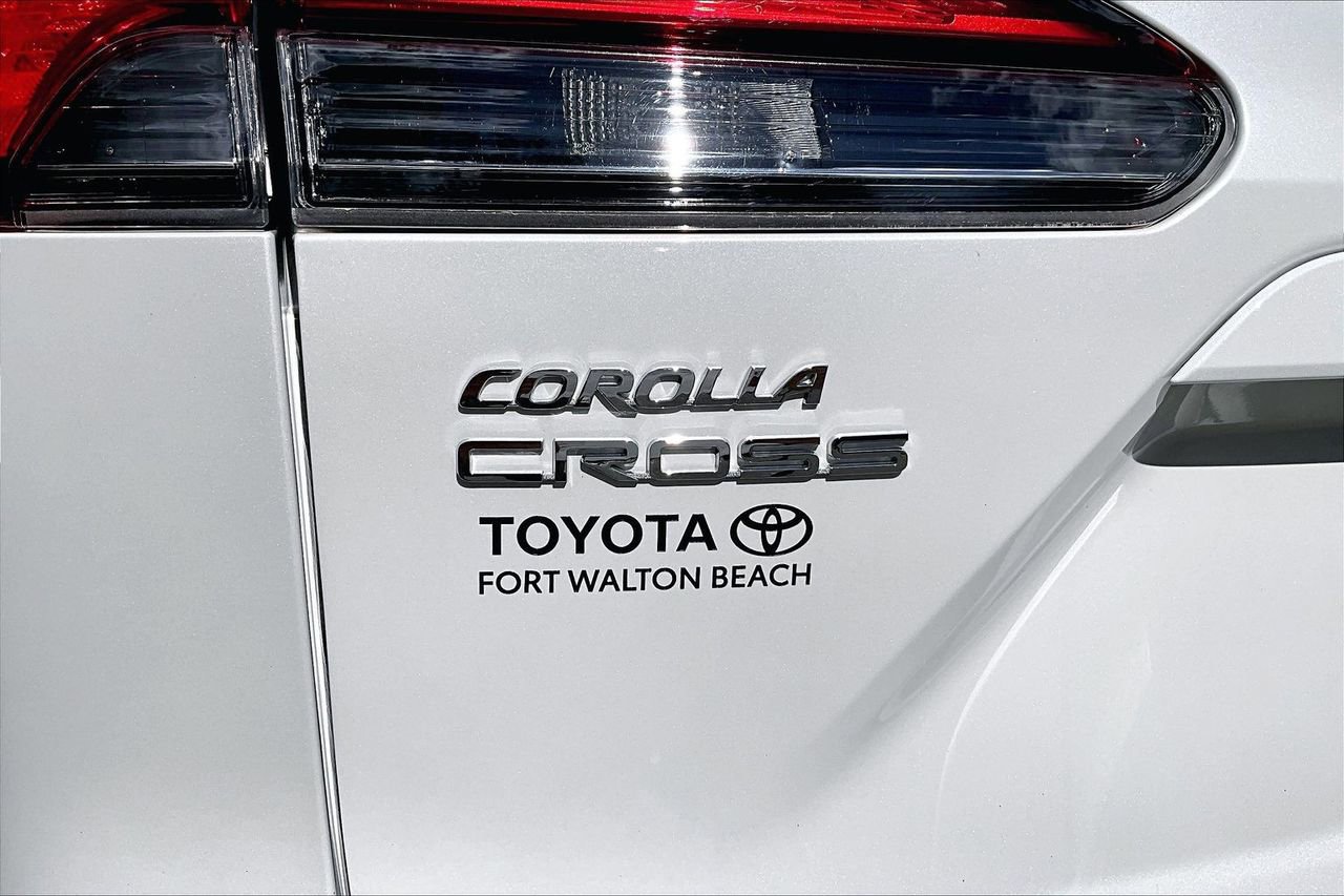 Used 2023 Toyota Corolla Cross XLE w/ Convenience Package FWD image 27
