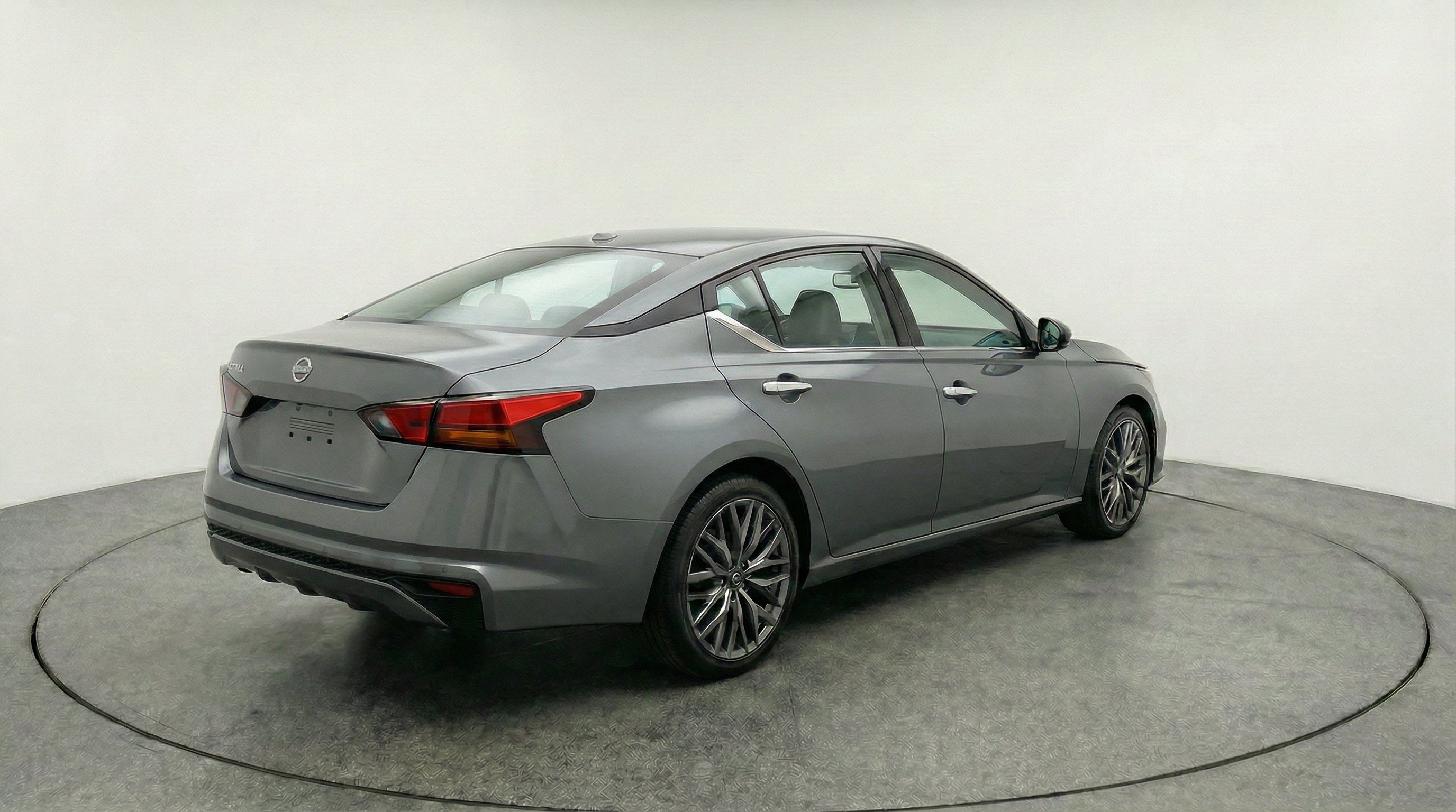 Used 2025 Nissan Altima 2.5 SV FWD image 9