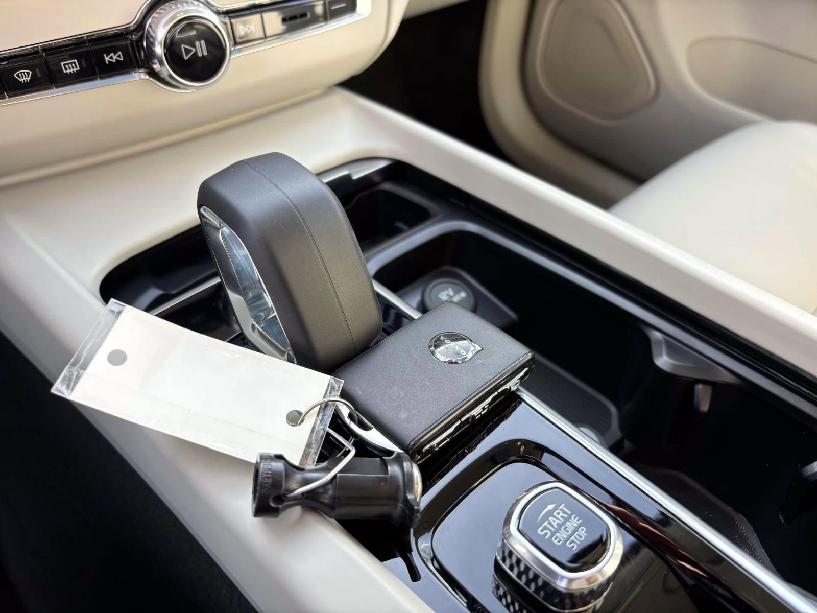 Used 2025 Volvo XC60 B5 Plus w/ Climate Package image 32