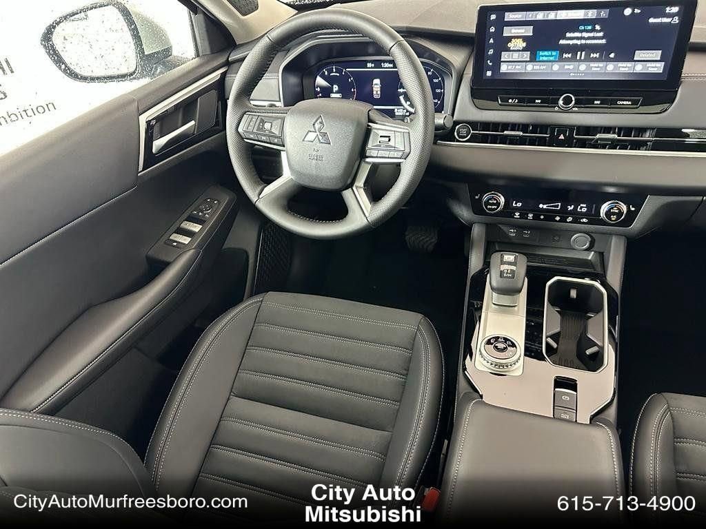 New 2025 Mitsubishi Outlander SE image 32