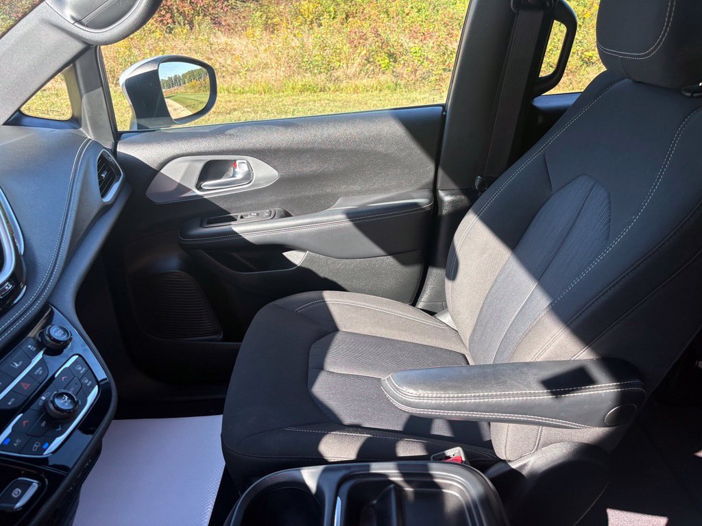 Used 2023 Chrysler Pacifica Touring FWD image 16