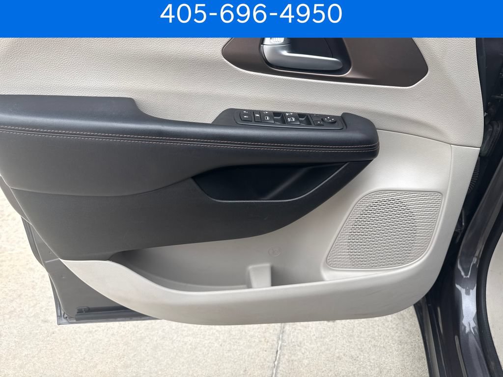 Used 2018 Chrysler Pacifica Touring-L FWD image 10