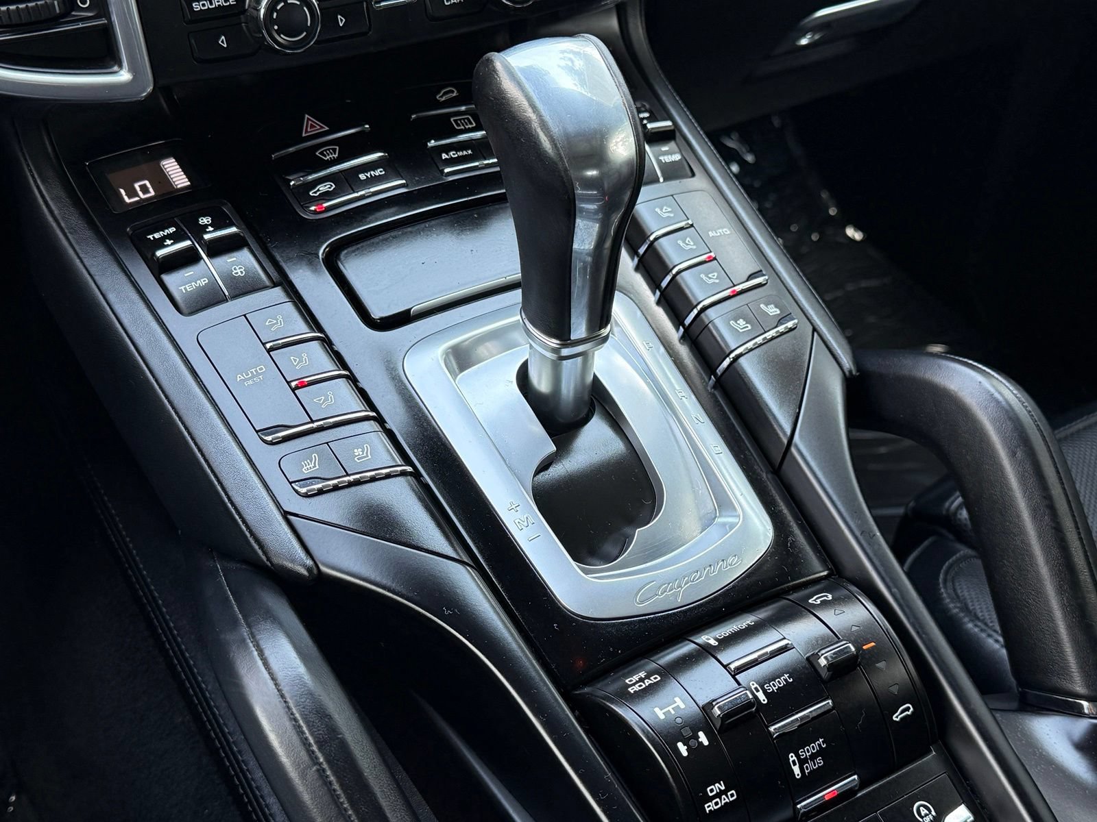 Used 2016 Porsche Cayenne Turbo AWD/4WD image 30