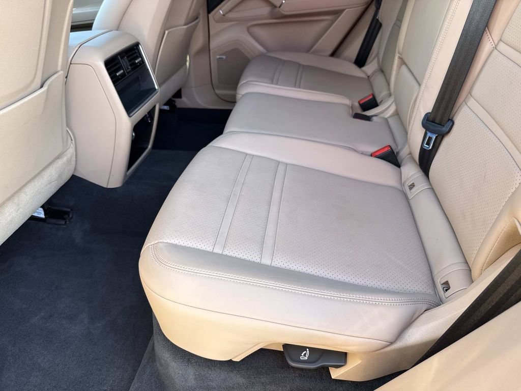 Used 2022 Porsche Cayenne AWD/4WD image 14