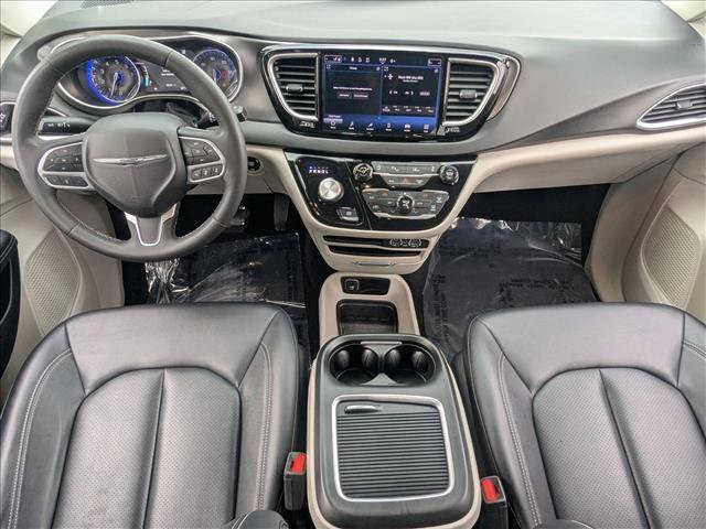 Used 2024 Chrysler Pacifica Touring-L image 17
