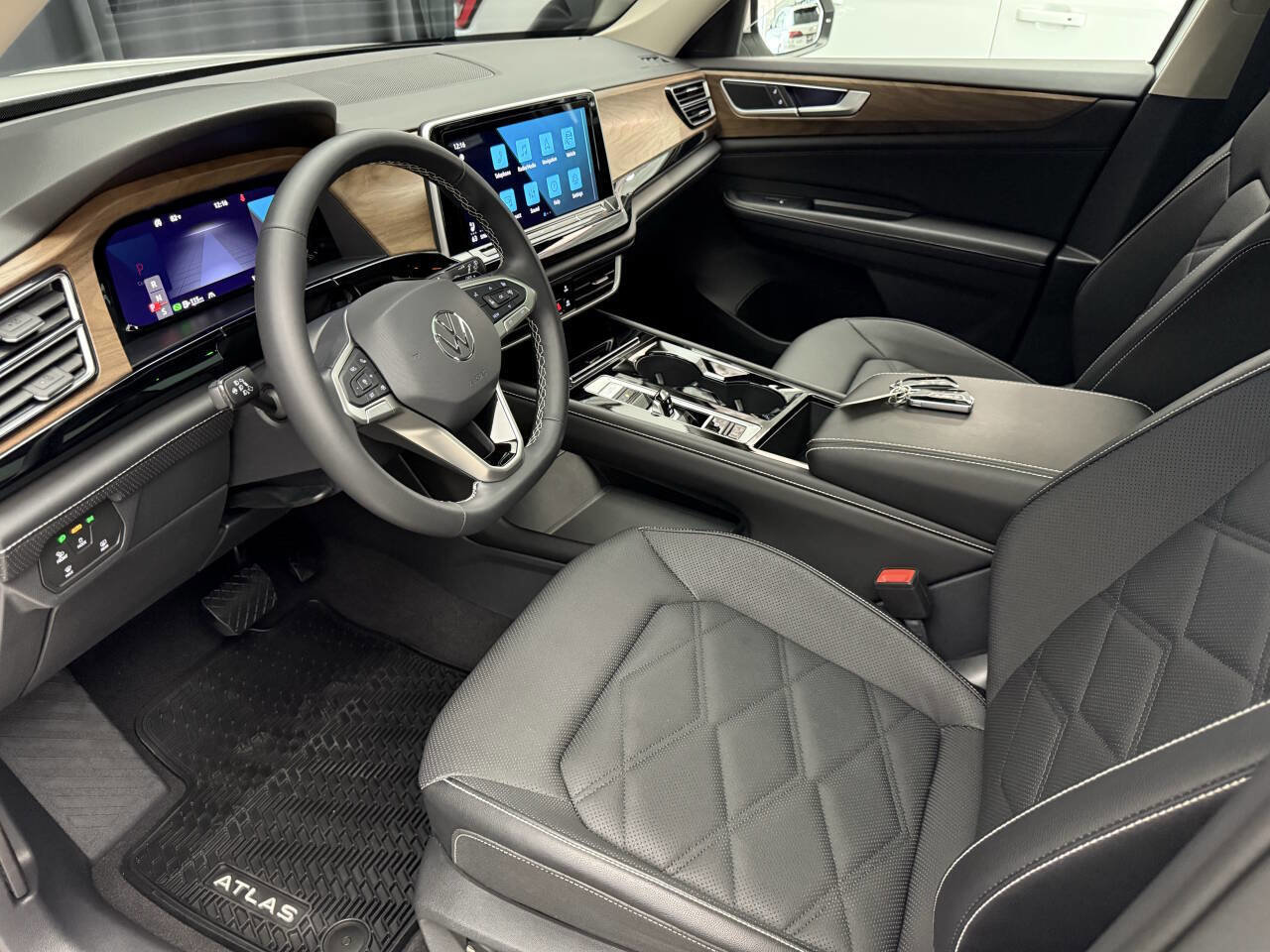 Used 2024 Volkswagen Atlas SE w/ Panoramic Sunroof Package image 14