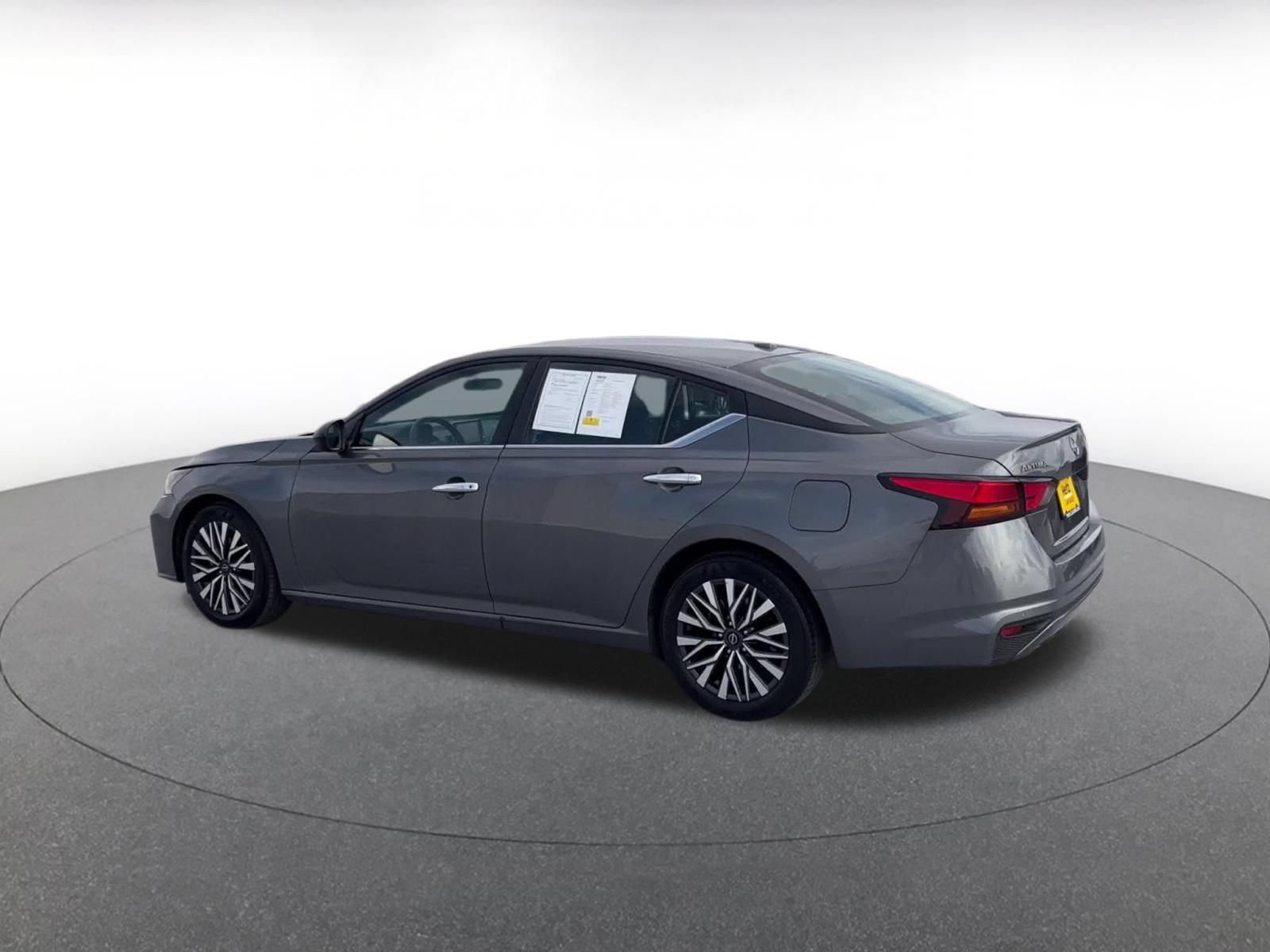 Used 2025 Nissan Altima 2.5 SV FWD image 9