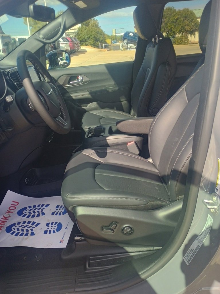 New 2025 Chrysler Pacifica Select image 19