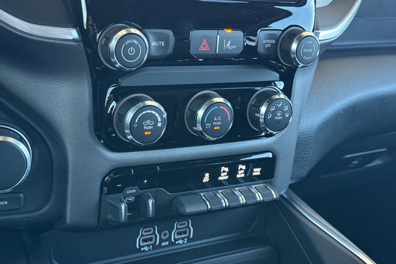 New 2026 RAM 1500 4x4 Crew Cab image 18