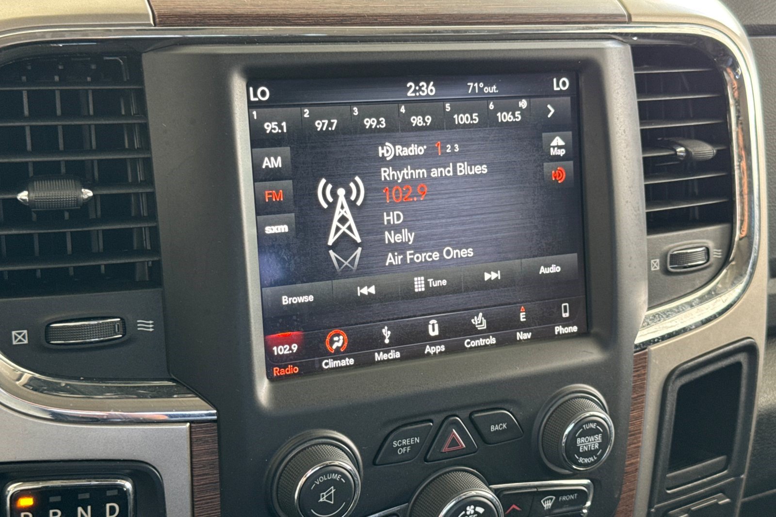 Used 2019 RAM 1500 Laramie AWD/4WD image 23