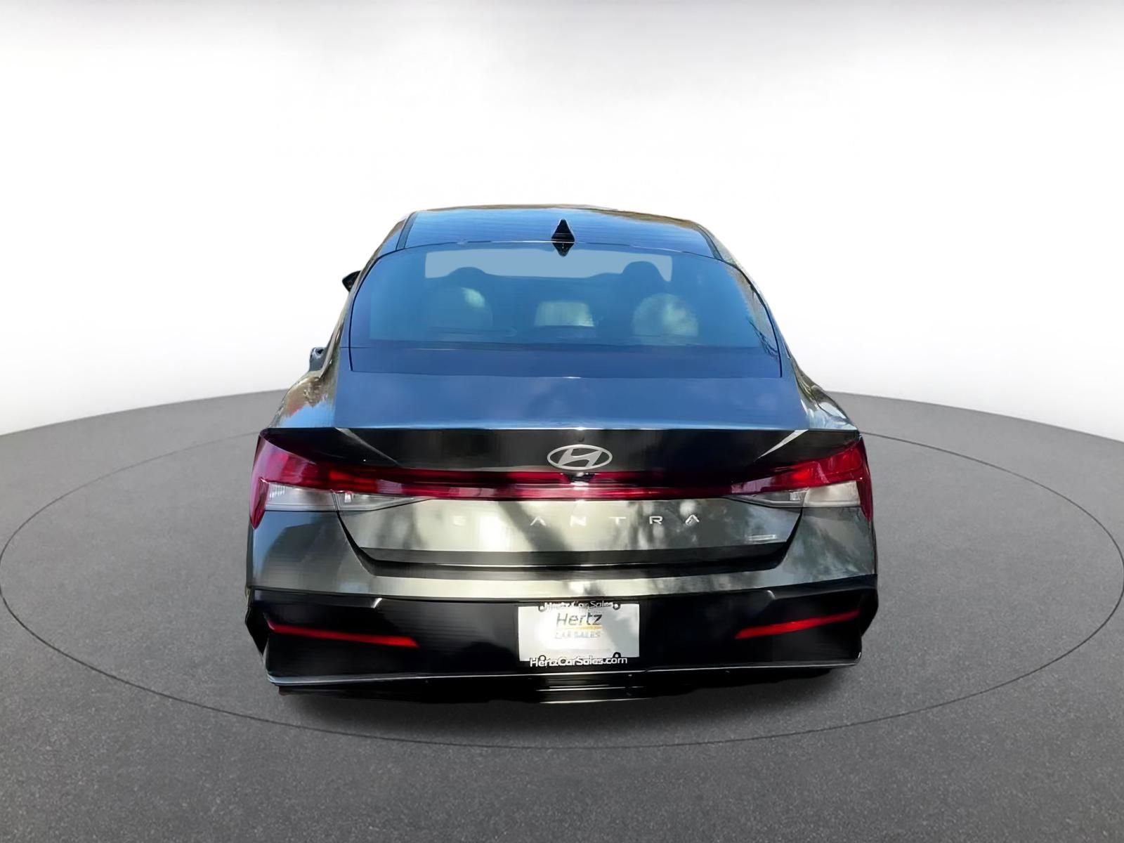 Used 2025 Hyundai Elantra Limited image 12