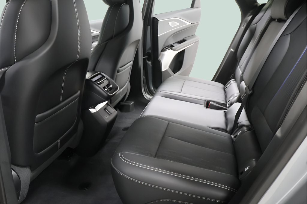 Used 2025 Cadillac Lyriq Luxury w/ LPO, Floor Liner Package AWD/4WD image 25