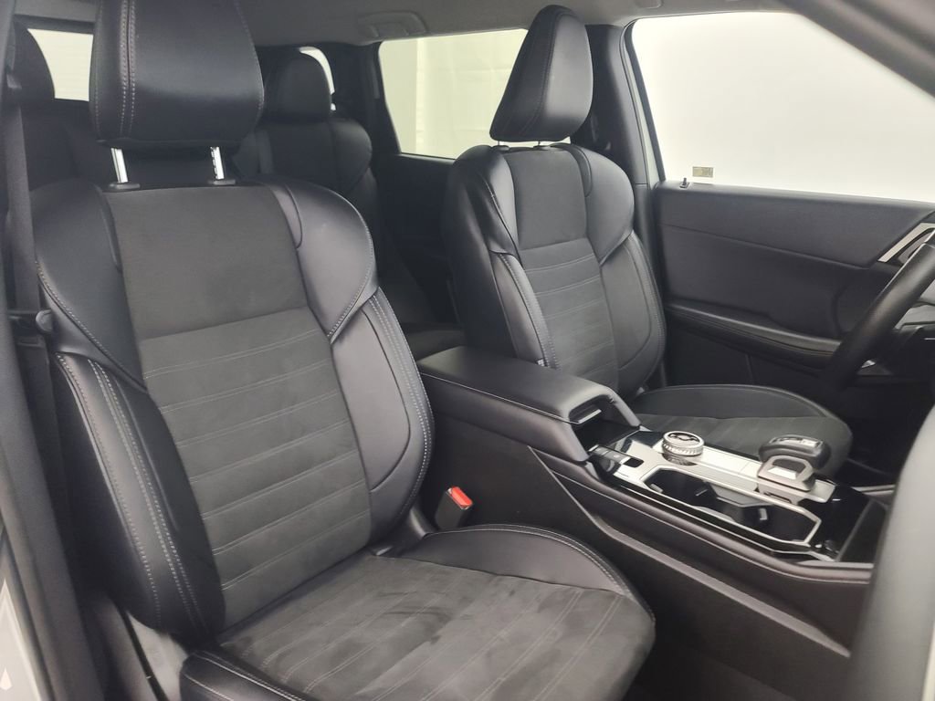 Used 2025 Mitsubishi Outlander SE image 16