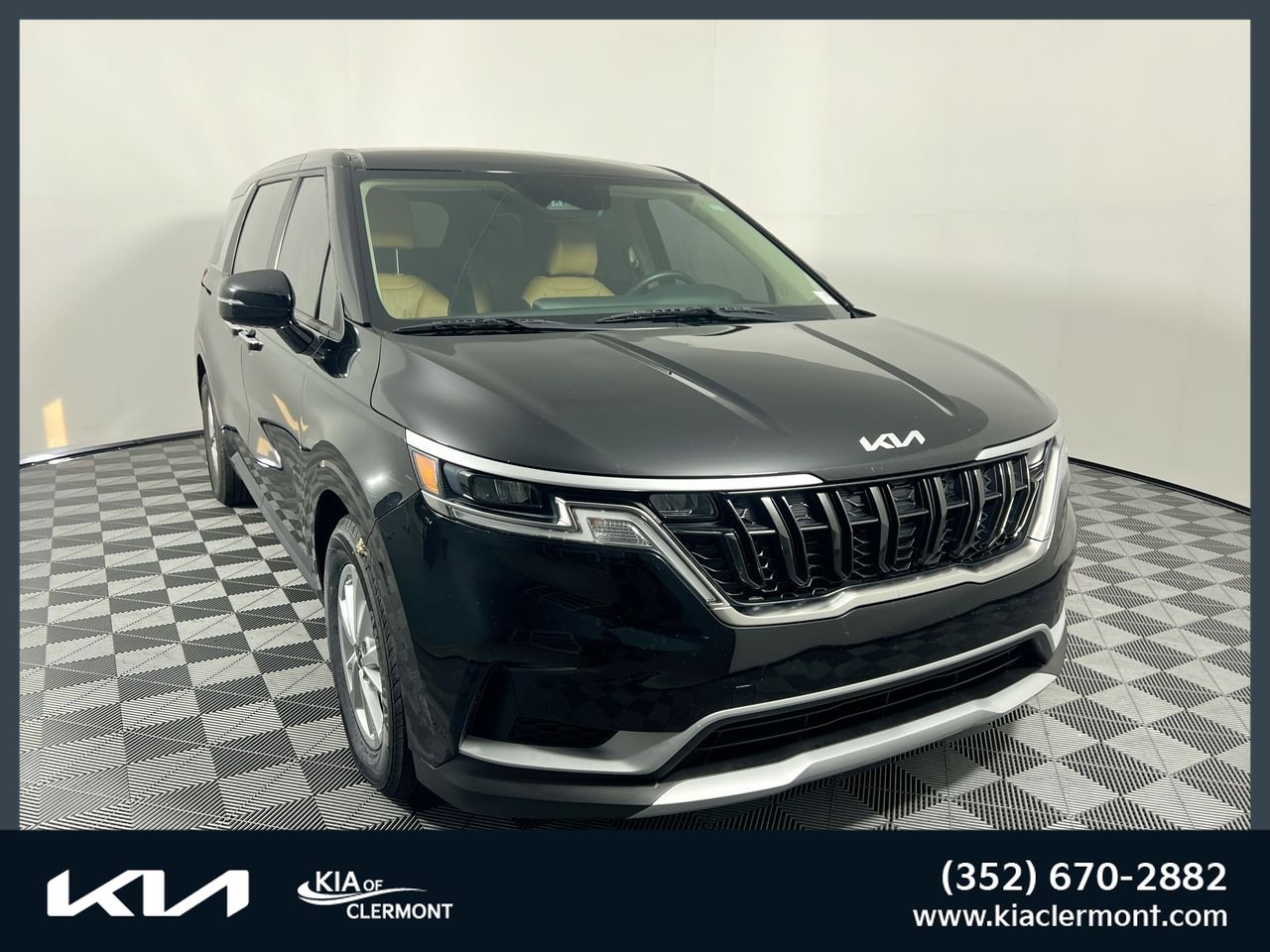 Used 2023 Kia Carnival LX image 1