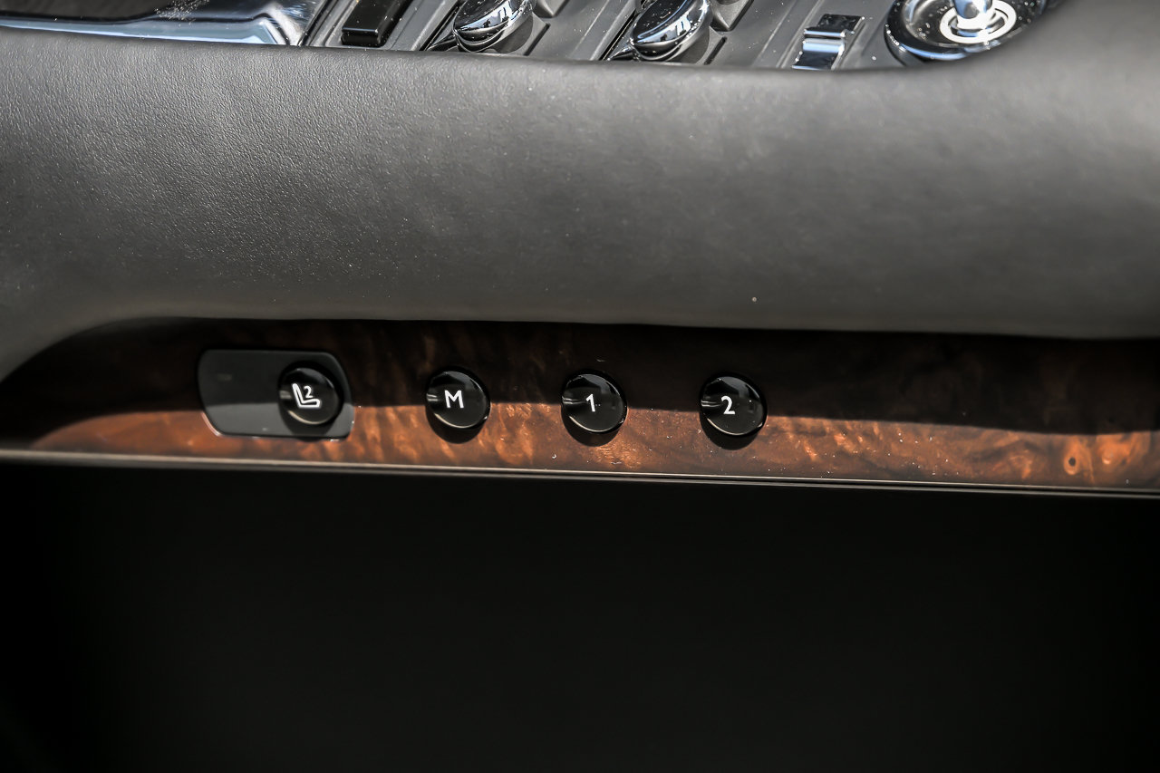 Used 2016 Rolls-Royce Dawn RWD image 21