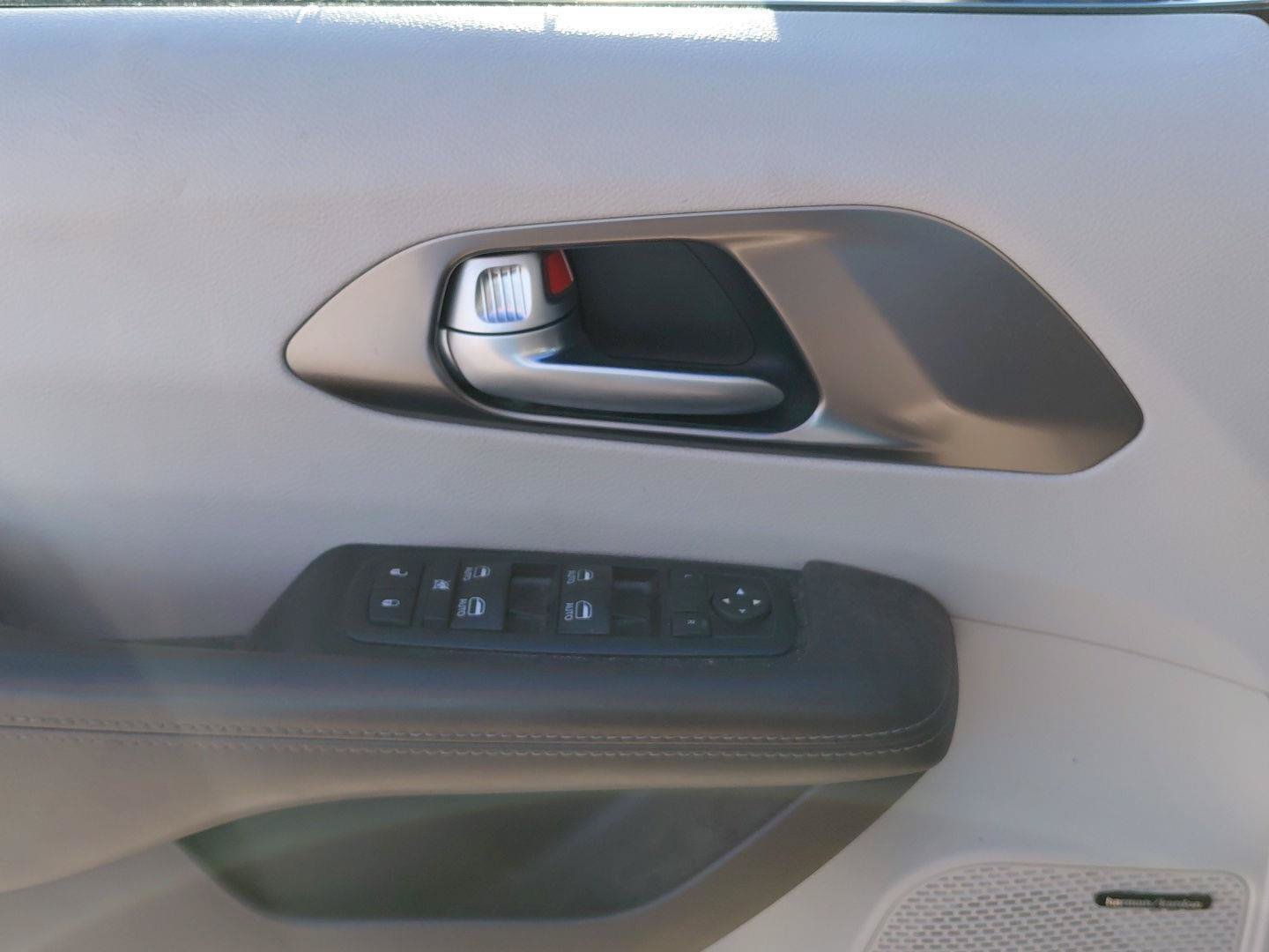 Used 2017 Chrysler Pacifica Touring-L Plus w/ Advanced Safetytec Group FWD image 27