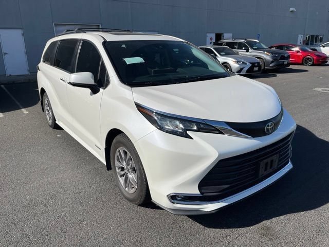 Used 2021 Toyota Sienna XLE FWD image 2