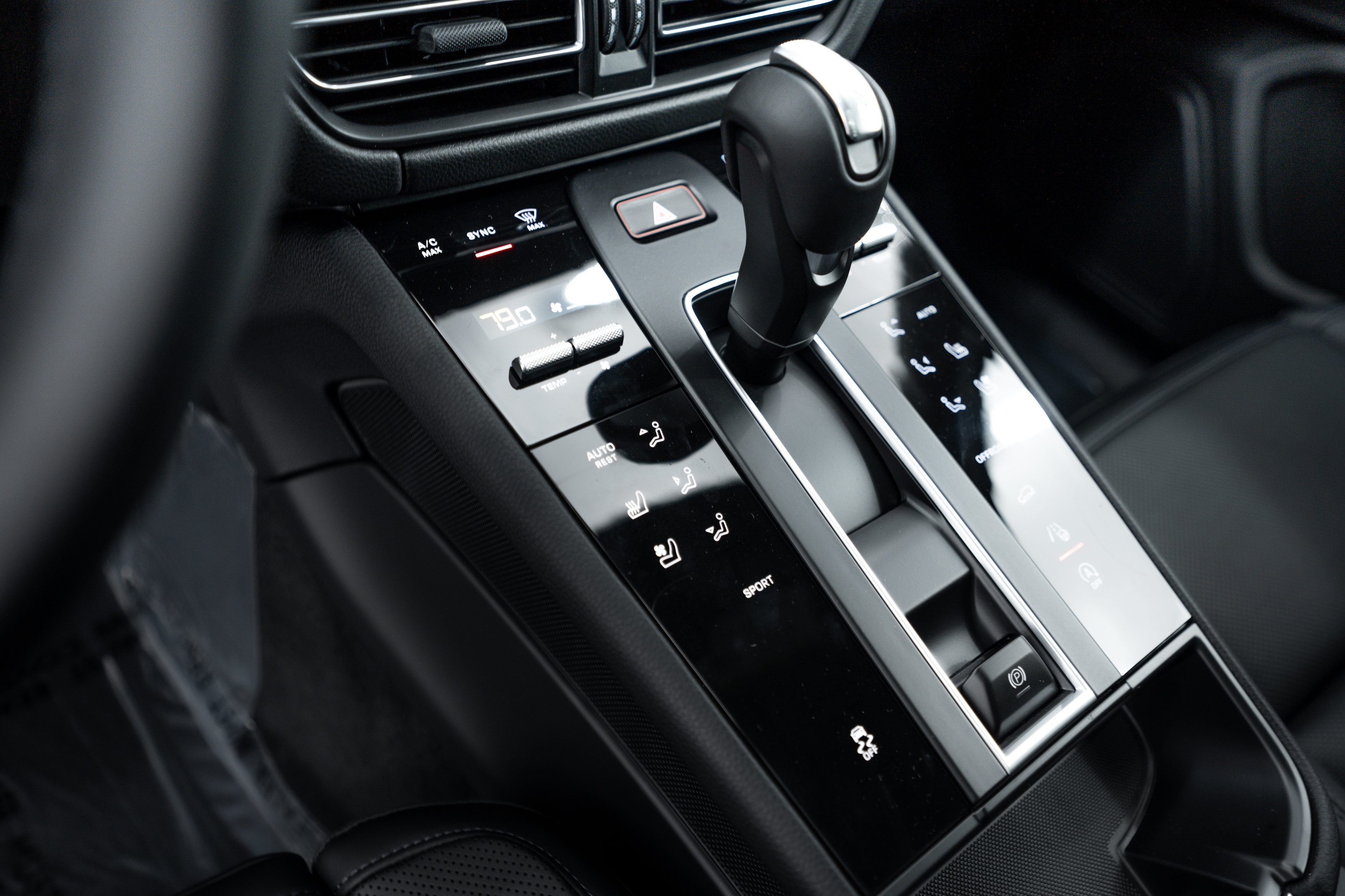 Certified 2026 Porsche Macan AWD/4WD image 11