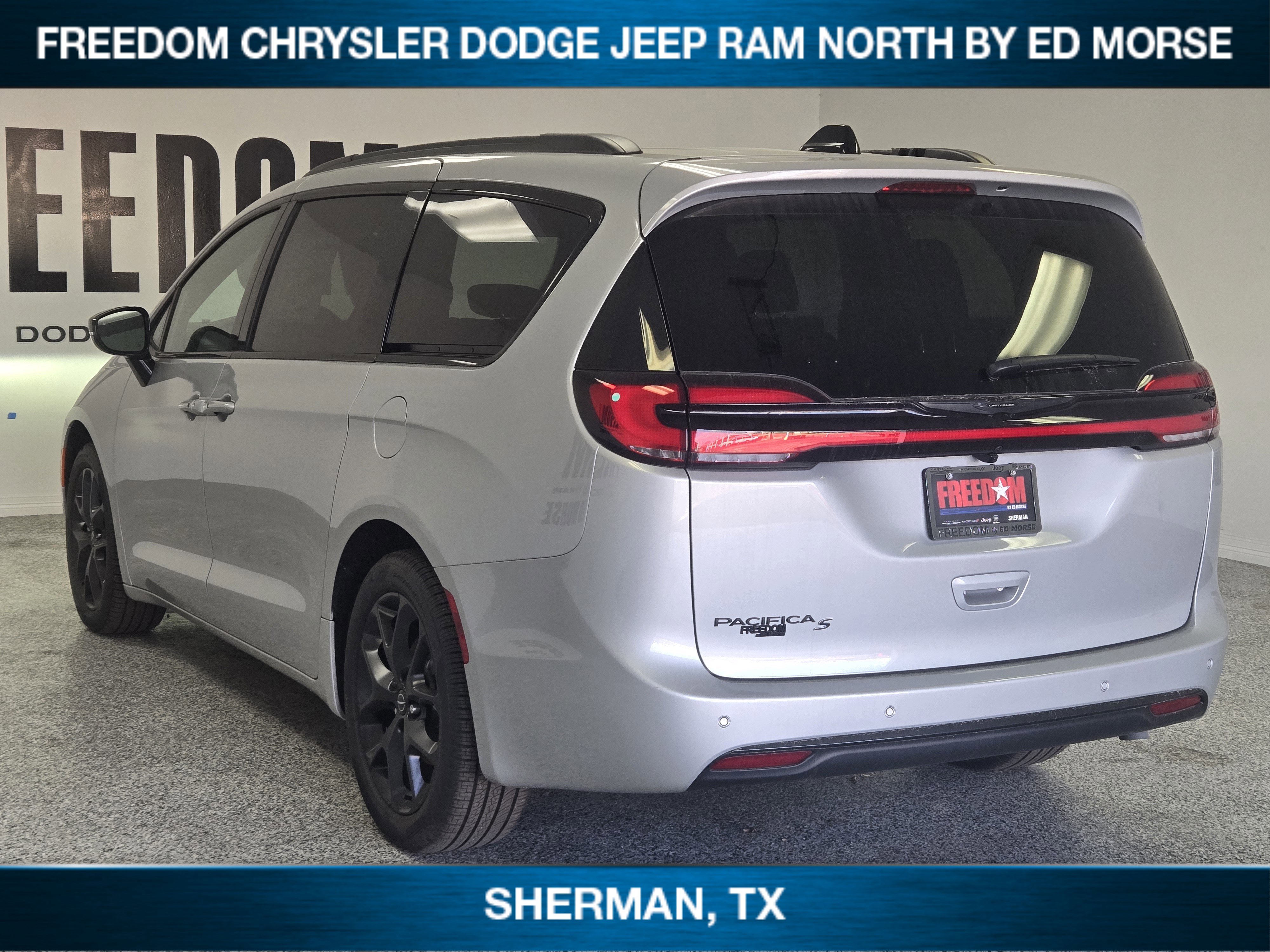 New 2026 Chrysler Pacifica Select w/ S Appearance Package image 4
